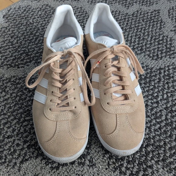 adidas Shoes - LIKE NEW Adidas Gazelle